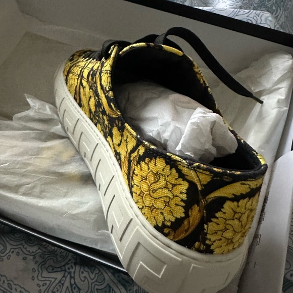 $595 NWT BRAND NEW VERSACE SNEAKERS (40 7m or 9w) - Picture 3 of 9